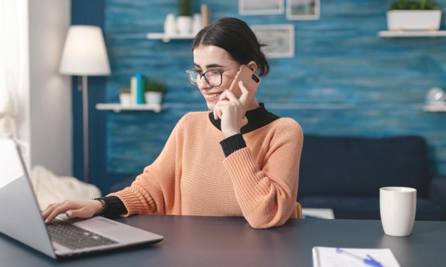 Equipo de profesionales trabajando colaborativamente en análisis financieros