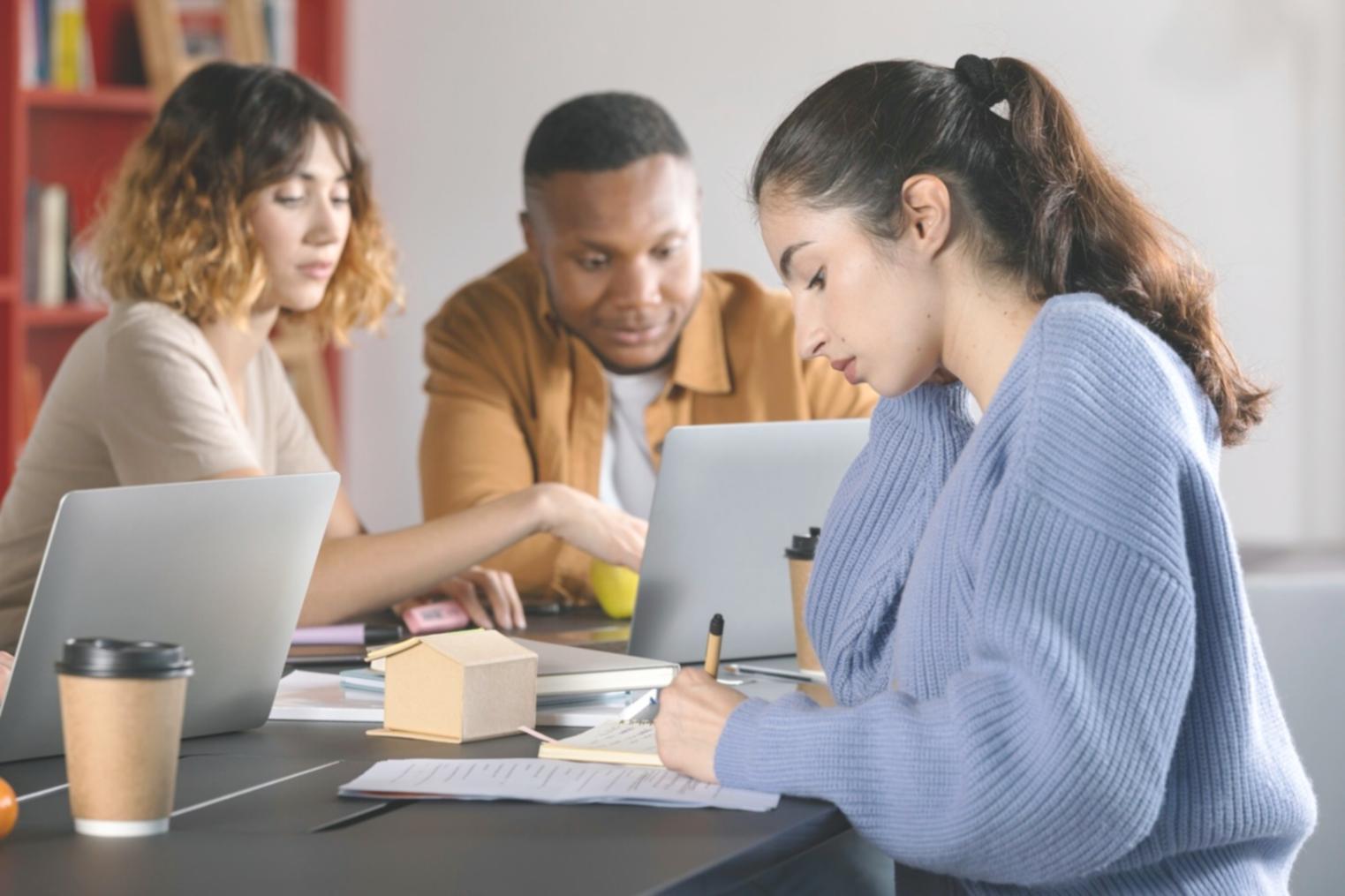 Estudiantes trabajando en análisis financiero