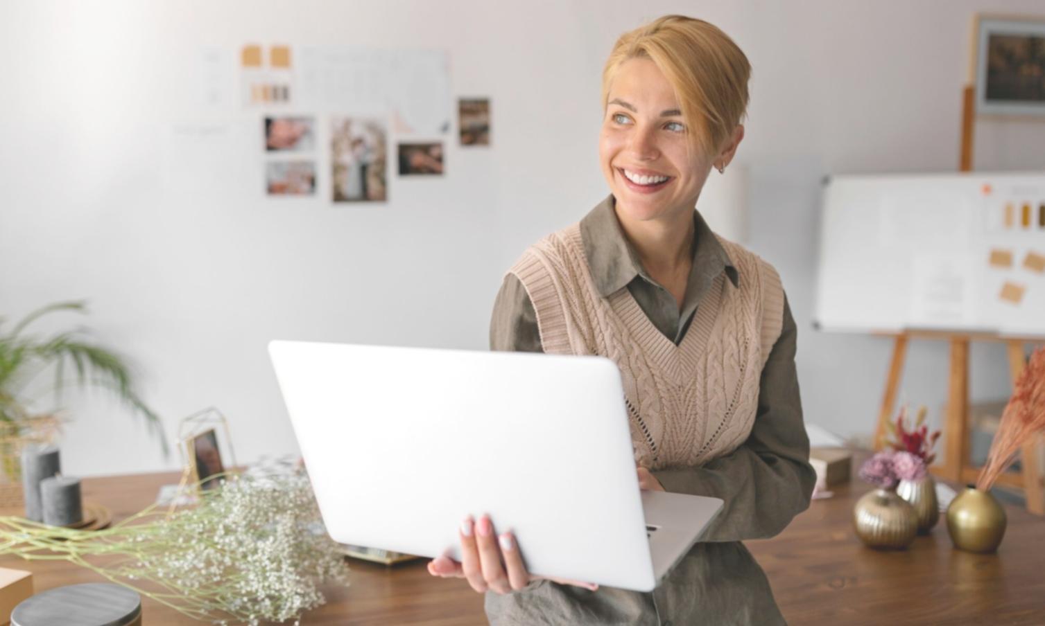 Profesionales trabajando en equipo analizando datos financieros en una sesión colaborativa