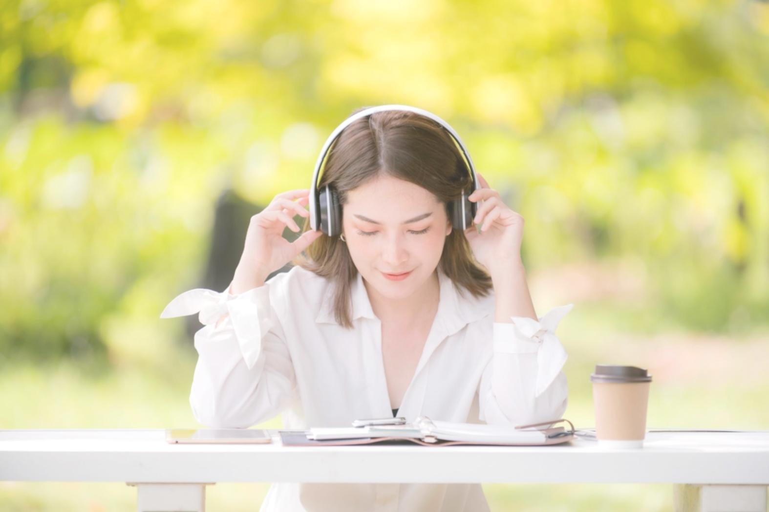 Oficina moderna con espacios colaborativos y tecnología avanzada para análisis financiero